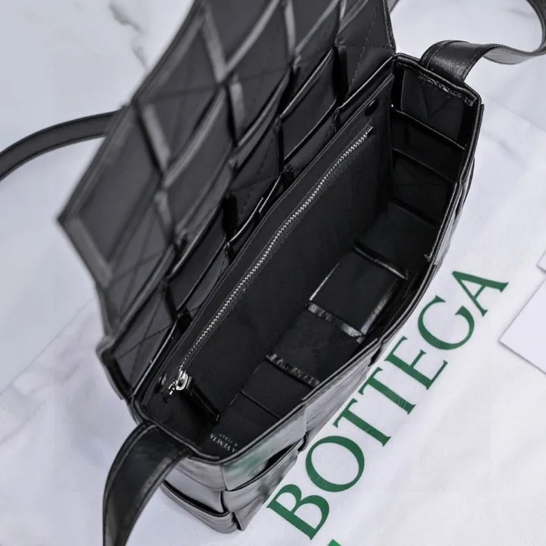 Batch 1420 𝒃𝒐𝒕𝒕𝒆𝒈𝒂 𝒗𝒆𝒏𝒆𝒕𝒂-New style 𝒄𝒂𝒔𝒔𝒆𝒕𝒕𝒆 The new cassette is really for both men and women 🉑️, the leather surface is changed from lamb to waxed calfskin, the gloss is 💯, the shoulder straps are matched with classic triangle elements, exquisite and fashionable, a street photography artifact (ps: super practical‼️) 🌈Only the highest-end in the market, welcome to compare Size: 23*15*5cm.     Model: 6687# oil wax leather